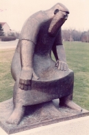 f-1982-sitzende-rubezahlfigur-goslar-2.jpg